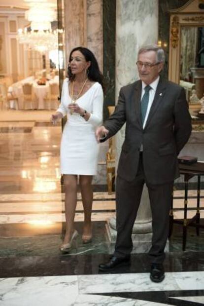 Foto cedida por FCC de la empresaria Esther Koplowitz, junto al alcalde de Barcelona, Xavier Trías, tras recibir la medalla de oro al Mérito Científico de la ciudad de Barcelona por su labor filantrópica en el fomento de las ciencias, en especial en el campo de la investigación biomédica.