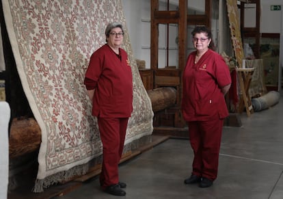 Luisa Prado (izquierda) e Ida Damsa, especialistas del nudo español en la Real Casa de Tapices.