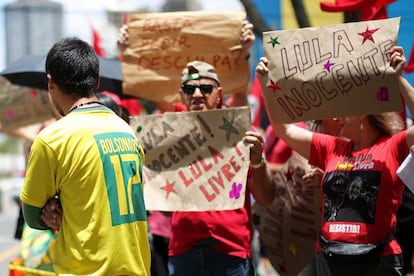 Apoiador de presidente eleito Jair bolsonaro observa a manifestação pró-Lula em Curitiba.