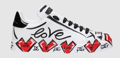 Esta edición limitada de zapatillas de Dolce & Gabbana pintadas a mano permite añadir un toque personal único, como unas iniciales o un mensaje personalizado. Precio: 595 euros.
