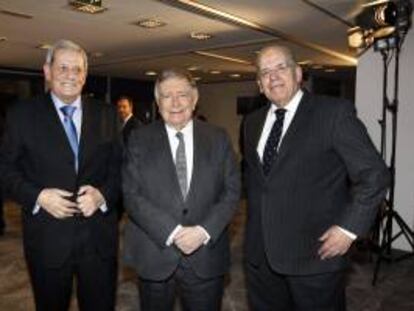 (De iz. a d.) Los expresidente de la Agencia EFE, Alfonso S. Palomares, Luis María Ansón y Miguel Ángel Gozalo, durante la inauguración de la nueva sede central de la Agencia Efe, que celebra este año el 75 aniversario de su fundación. EFE/Archivo