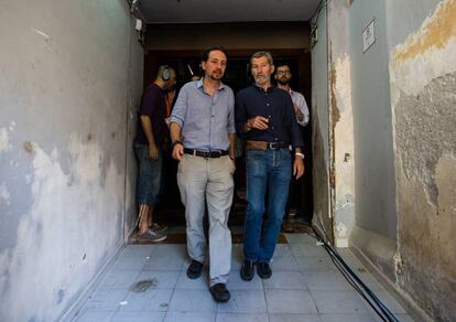 El líder de Podemos, Pablo Iglesias, junto al exJEMAD Julio Rodríguez, cabeza de lista de Unidos Podemos por Almería.