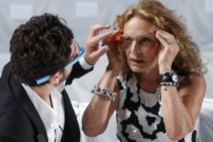 El fundador de Google, Sergey Brin, ajusta unas Google Glass a la dise&ntilde;adora Diane von Furstenberg 