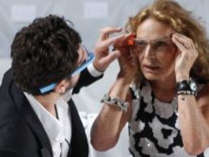 El fundador de Google, Sergey Brin, ajusta unas Google Glass a la dise&ntilde;adora Diane von Furstenberg 