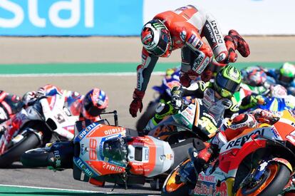 El piloto español Jorge Lorenzo cae en la carrera de MotoGP del Gran Premio de Aragón celebrado en el circuito de Alcañiz (Teruel).