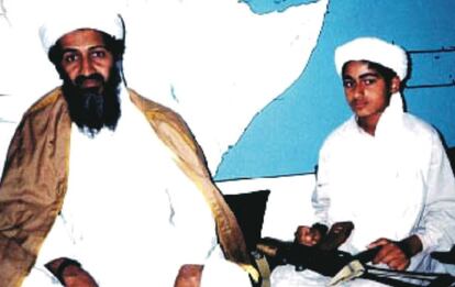 Hamza bin Laden, à direita, com seu pai, em 2001.