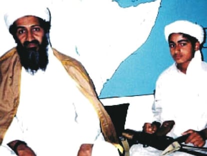 Hamza bin Laden, à direita, com seu pai, em 2001.