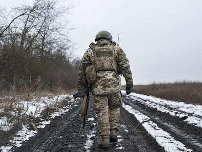 Movilidad militar de la 58ª Brigada Motorizada en la región de Donetsk
OBLAST DE DONETSK, UCRANIA - 01 DE DICIEMBRE: Un soldado ucraniano se despliega en trincheras retomadas al ejército ruso en la línea del frente de Vuhledar mientras continúa la guerra entre Rusia y Ucrania en el óblast de Donetsk, Ucrania, el 01 de diciembre de 2023. La segunda línea de defensa del ejército ucraniano cerca de la ciudad de Vuhledar está en manos de la 58ª Brigada Motorizada. (Foto de Marek M. Berezowski/Anadolu vía Getty Images)