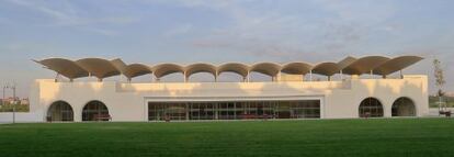 The La Zarzuela grandstand, designed in 1934 by Arniches, Domínguez y Torroja, and now renovated by the Junquera studio.