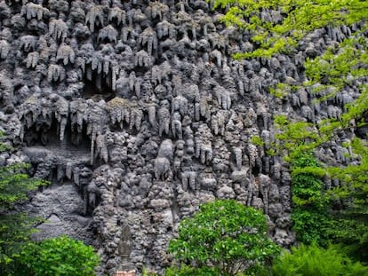 Muro de piedra tallada en el jardín del palacio de Wallenstein, en Praga, conocido como 'The Grotto'.