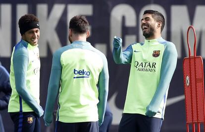 Neymar, Messi y Su&aacute;rez, en el entrenamiento de este martes. 