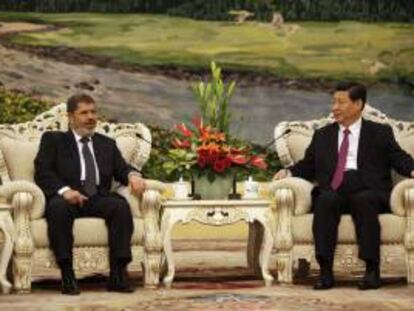 El presidente de Egipto Mohamed Morsi (i) habla con el vicepresidente de China Xi Jinping (d) durante una reunión este, miércoles 29 de agosto de 2012, en el Gran Salón del Pueblo en Pekín (China).