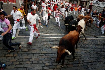 Los corredores conducen a los toros de Jandilla durante el quinto encierro.