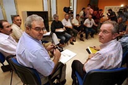 Joan Brusca, a la izquierda, y Cristóbal Aguado, ayer en la reunión de organizaciones agrarias.