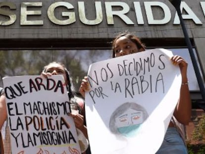 Agrupaciones feministas marcharon a la Fiscalía capitalina, donde hubo incidentes calificados como provocaciones por las autoridades