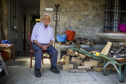 Ernesto A. en su casa de A Baña (A Coruña), donde fue asaltado por una banda de ladrones enmascarados durante la noche.