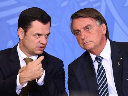 Jair Bolsonaro (izquierda) y su ministro de Justicia, Anderson Torres, en junio de 2022.