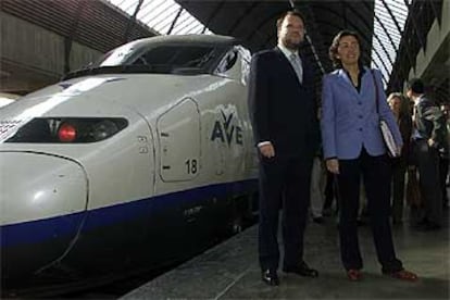 Alfredo Sánchez Monteseirín y Rosa Aguilar, ayer, junto a un tren AVE en la estación sevillana de Santa Justa.