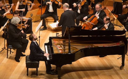 El pianista Daniil Trifónov con Valeri Guérguiev y la Orquesta del Teatro Mariinski durante el concierto de Zaragoza.