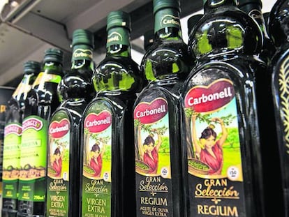  Botellas de aceite Carbonell, una de las marcas de Deoleo. 