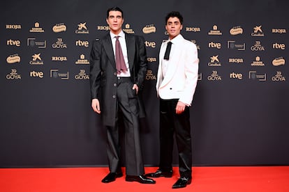 Los directores Javier Calvo y Javier Ambrossi, ambos con traje de Vivienne Westwood, zapatos de Christian Louboutin y joyas de Suarez.