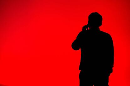 Un visitante del Mobile World Congress (MWC) en Barcelona, en marzo pasado.