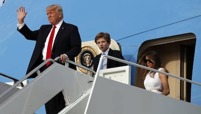 Donald Trump, seguido de su hijo Barron y su esposa Melania, descendiendo del Air Force One.