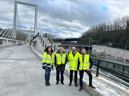 El consejero vasco de Transportes, Iñaki Arriola (segundo por la izquierda), y el delegado del Gobierno en Euskadi, Denis Itxaso (derecha), visitan este lunes las obras del tren de alta velocidad en Astigarraga (Gipuzkoa).