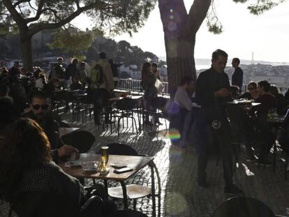 Un camarero atiende una terraza en Lisboa. Desde 2013, Portugal ha reducido en un 50% el paro, que ya est&aacute; en niveles precrisis