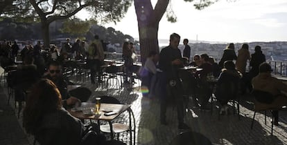 Un camarero atiende una terraza en Lisboa. Desde 2013, Portugal ha reducido en un 50% el paro, que ya est&aacute; en niveles precrisis