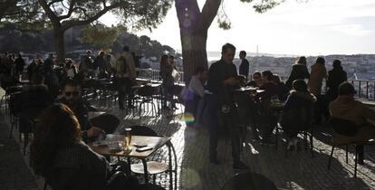 Un camarero atiende una terraza en Lisboa. Desde 2013, Portugal ha reducido en un 50% el paro, que ya est&aacute; en niveles precrisis