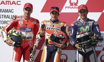 Iannone, Márquez y Lorenzo, tras finalizar la sesión de clasificación en Phillip Island.