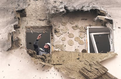 Un investigador examina los daños en un edificio de apartamentos en Sapronovo, en las afueras de Moscú.