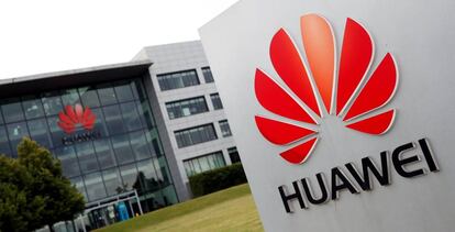 Logo de Huawei en instalaciones de la compañía. 