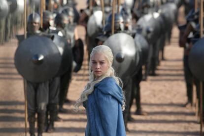 Daenerys Targaryen, hija única de Aerys II Targaryen, interpretada por Emilia Clarke (Londres, 1987)