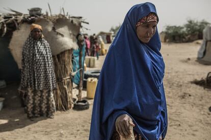 Una mujer en el campo de refugiados de Sayan.