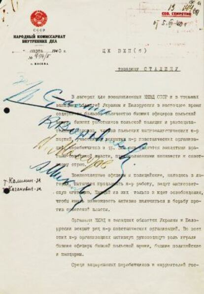 Documento de 1940, desclasificado, con la autorización de Stalin (la primera firma, en azul) para llevar adelante la masacre.