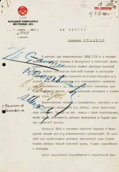 Documento de 1940, desclasificado, con la autorización de Stalin (la primera firma, en azul) para llevar adelante la masacre.