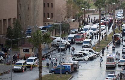 Los forenses inspeccionan la zona del atentado.