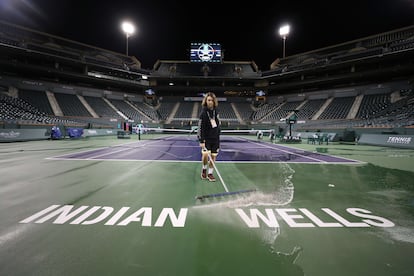 Un empleado limpia la pista central del complejo de Indian Wells.