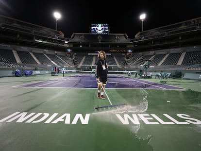 Un empleado limpia la pista central del complejo de Indian Wells.