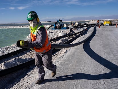 Trabajadores realizan tareas de mantenimiento en la mina de litio de Albemarle, en el desierto de Atacama, el 17 de abril de 2023.