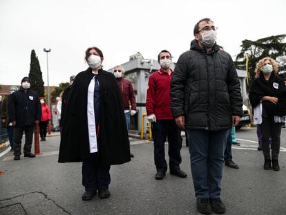 Trabajadores de la Sanidad durante el minuto de silencio por la muerte del profesor Cemil Tascioglu, primer sanitario muerto por COVID-19 en Turquía, en el exterior del Hospital de la Facultad de Medicina de la Universidad de Estambul, donde trabajaba.