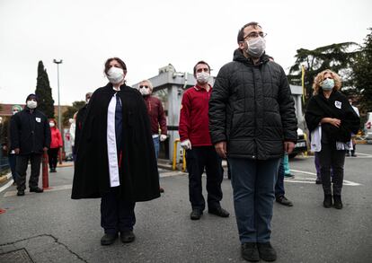 Trabajadores de la Sanidad durante el minuto de silencio por la muerte del profesor Cemil Tascioglu, primer sanitario muerto por COVID-19 en Turquía, en el exterior del Hospital de la Facultad de Medicina de la Universidad de Estambul, donde trabajaba.