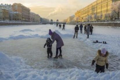 Patinaje sobre hielo en un canal de San Petersburgo (Rusia).