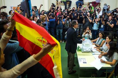 Artur Mas votant al seu col·legi electoral.