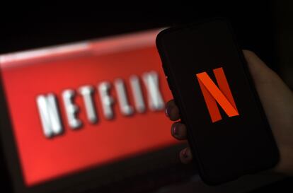 El logo de Netflix en un ordenador y un móvil.