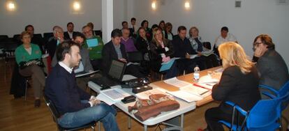 Carromero (izquierda) proyecta diapositivas en una conferencia de la edil Begoña Larrainzar en Arganda, el pasado febrero.