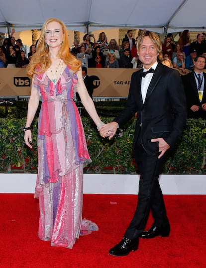 Nicole Kidman se ha decantado por un vestido de gasa brillante en colores pastel, muy romántico, primaveral y con un toque setentero firmado por Gucci. Junto a ella, su marido Keith Urban.