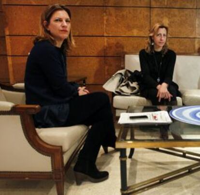 Paula Sánchez de León con la directora del Lluís Vives, Carmina Valiente.